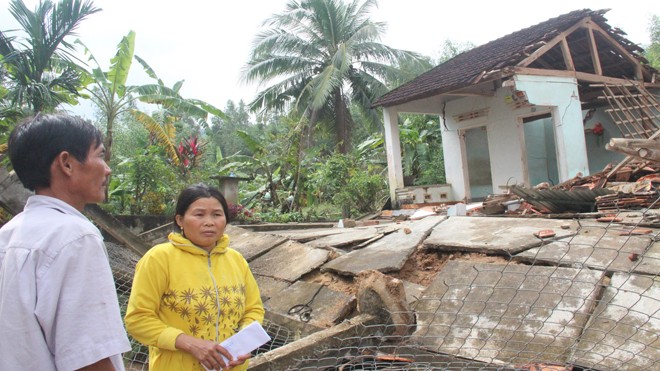 Anh Trương Văn Thành và căn nhà đổ nát sau lũ.