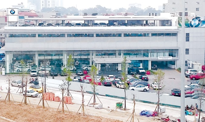 Trụ sở chi nhánh của Euro Auto ở Long Biên (Hà Nội) sau khi công ty bị khởi tố. Ảnh: Tuấn Nguyễn.