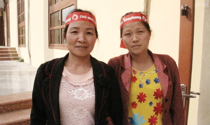Nông dân Nguyễn Thị Hải Yến và cô giáo Trần Thị Bích Đào (bên trái) tham gia hiến máu trong Chủ nhật Đỏ tại Hà Nam. Ảnh: Nghiêm Huê.