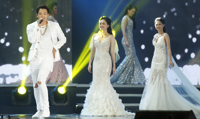 Ca sĩ Hàn Quốc Bi Rain biểu diễn trong đêm chung kết Hoa hậu Việt Nam 2016 ở TPHCM. Ảnh: Hồng Vĩnh.
