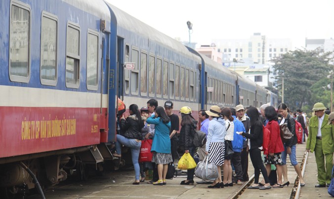 Hành khách đi tàu tại ga Đà Nẵng.