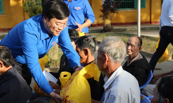 Anh Lê Quốc Phong - Bí thư thứ nhất Trung ương Đoàn tặng quà người dân vùng lũ Quảng Nam.