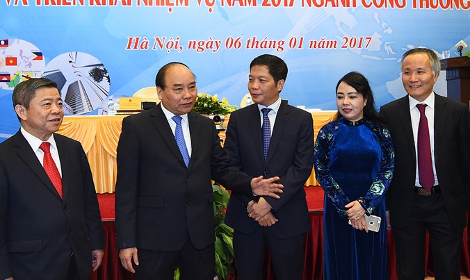 Thủ tướng Nguyễn Xuân Phúc trao đổi với các đại biểu bên lề hội nghị.