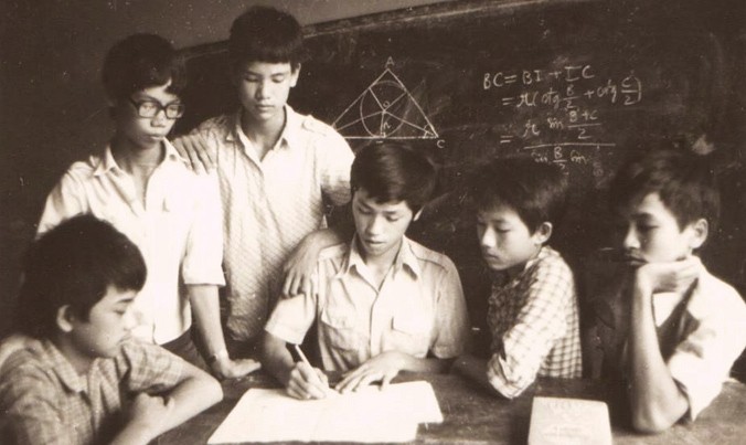 Nguyễn Hùng Sơn - ngồi giữa - cùng Ðội tuyển Toán của Việt Nam đi thi Toán quốc tế năm 1986.
