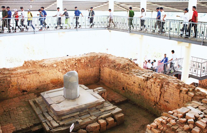 Tham quan linga-yoni lớn nhất Ðông Nam Á.