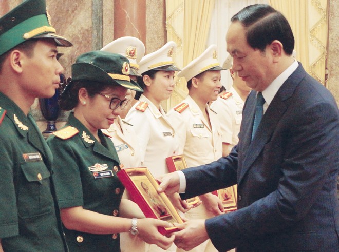 Chủ tịch nước Trần Ðại Quang trao tặng thiếu tá Ninh Thu Trang chân dung Chủ tịch Hồ Chí Minh (tháng 9/2016). Ảnh: Nguyễn Minh.