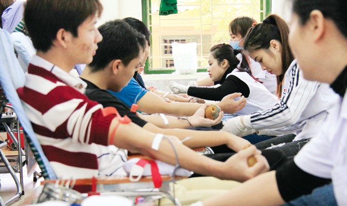 Đông đảo sinh viên ĐH Kỹ thuật Công nghiệp (ĐH Thái Nguyên) ngày 7/1 tham gia hiến máu tình nguyện dù đang trong đợt thi học kỳ. Ảnh: Trường Phong.