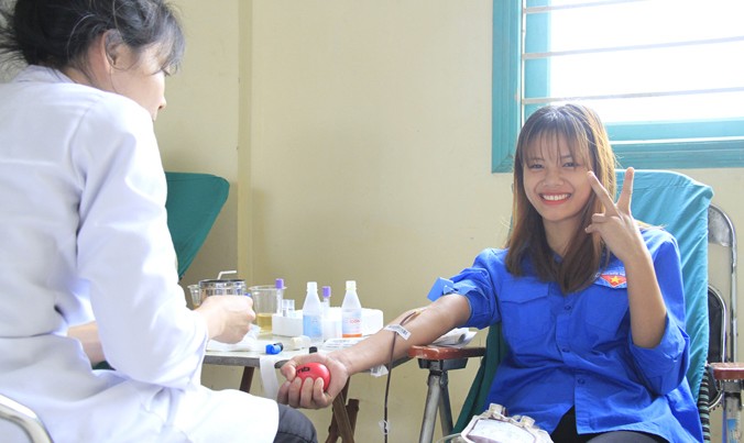 Sau khi hỗ trợ các bạn hiến máu, sinh viên tình nguyện Phạm Như Quỳnh cũng hiến máu tại ĐH Khoa học (ĐH Thái Nguyên). Ảnh: Trường Phong.