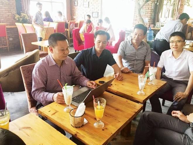 "Bác sĩ" Nguyễn Phương Bắc trong chương trình "Cà phê Khởi nghiệp", hỗ trợ thành lập hội công nghệ thông tin ở Bắc Ninh. Ảnh: Thủy Yên.