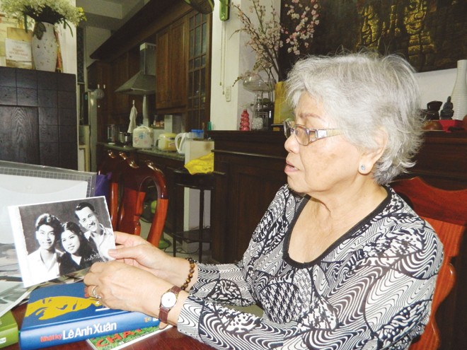 Nghệ sỹ ưu tú Ca Lê Hồng và tấm ảnh chụp cùng nhà thơ Lê Anh Xuân.