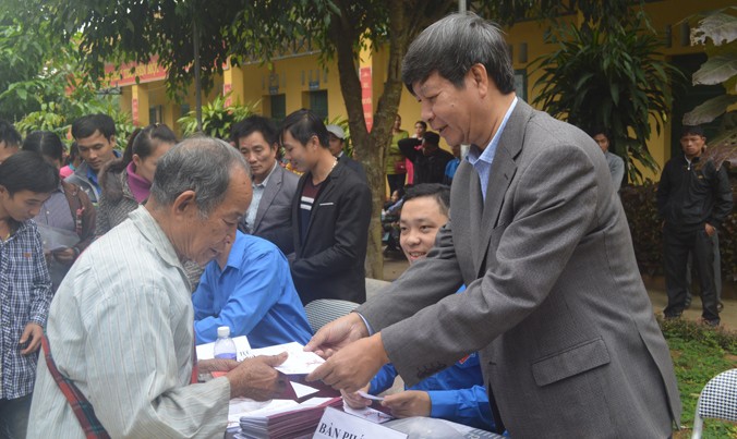 Ông Lê Khắc Hiệp, Phó Chủ tịch Tập đoàn Vingroup (bìa phải) trao quà cho hộ nghèo huyện Quan Sơn.