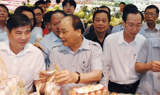 Thủ tướng Nguyễn Xuân Phúc vi hành kiểm tra thực phẩm trong siêu thị. Ảnh: Tấn Thanh.