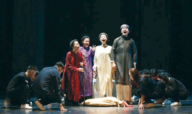 Lần đầu thử thách với vai trò đạo diễn sân khấu, NSƯT Trần Lực đã ẵm giải Bạc tại Liên hoan sân khấu Thủ đô 2016 với vở "Quẫn".