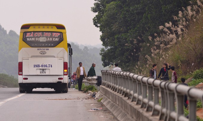 Xe khách Hà Cương (tuyến Lào Cai - Nam Định) dừng đón khách tại km121 thuộc địa phận tỉnh Yên Bái.