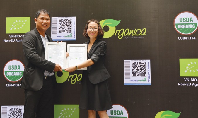 “Cô gái hữu cơ” Phạm Phương Thảo (bên phải) trong ngày được cấp chứng nhận organic theo tiêu chuẩn quốc tế.