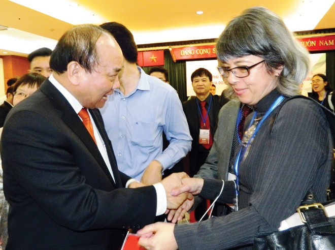 Thủ tướng Nguyễn Xuân Phúc trò chuyện thân mật với GS Kiều Linh.