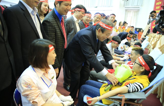 Phó Thủ tướng thường trực Trương Hòa Bình thăm hỏi, động viên các sinh viên hiến máu tại ĐH Quốc Gia Hà Nội sáng 8/1. Ảnh: Hồng Vĩnh.