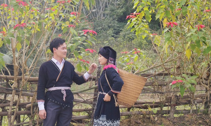 Một cặp đôi người Dao ở Xuân Sơn trong trang phục truyền thống.
