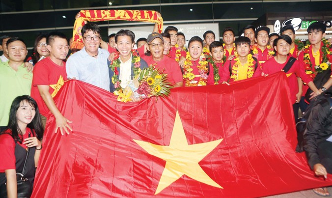 Thầy trò HLV Hoàng Anh Tuấn được người hâm mộ chào đón nồng nhiệt ngay tại sân bay Tân Sơn Nhất sau khi trở về từ giải U19 châu Á tại Bahrain. Ảnh: VSI.