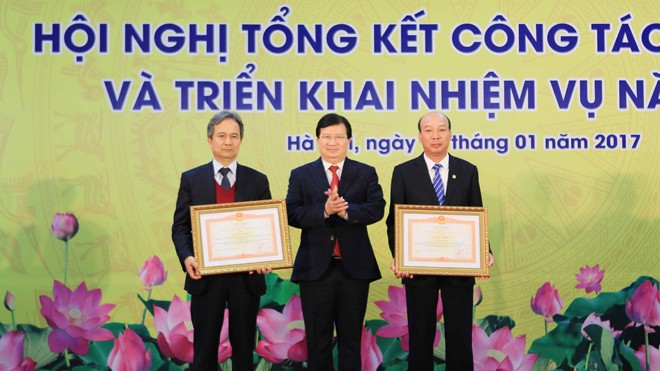 Phó Thủ tướng Trịnh Đình Dũng trao tặng Bằng khen của Thủ tướng cho Tập đoàn Than - Khoáng sản Việt Nam và cá nhân ông Lê Minh Chuẩn (bên phải), Chủ tịch Hội đồng thành viên TKV. Ảnh: Trọng Đạt - TTXVN.