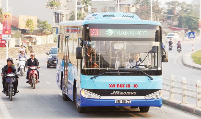 Xe buýt mới di chuyển êm ái, mỗi khi xe lăn bánh như mang sắc xanh xuống phố.