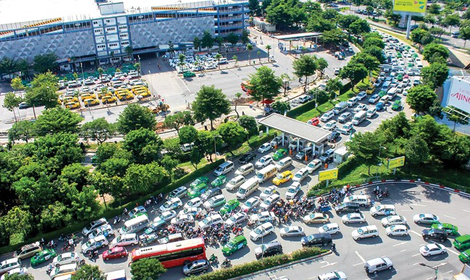 Cảnh giao thông ùn tắc tại cổng sân bay Tân Sơn Nhất - TP Hồ Chí Minh chiều ngày 9/1. Ảnh: Như Ý.