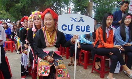 Đồng bào Dao và Mông xã Cư Suê huyện Cư M’gar, tỉnh Đắk Lắk tham gia cổ vũ Chủ nhật Đỏ.