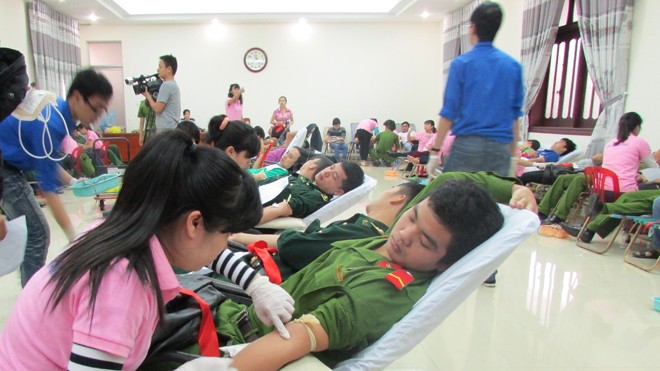 Ngày hội Chủ nhật đỏ 2016 tại Đà Nẵng thu hút sự tham gia của đông đảo các bạn trẻ, thu về 892 đơn vị máu.