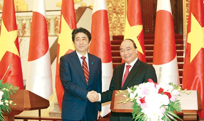 Thủ tướng Nguyễn Xuân Phúc và Thủ tướng Nhật Bản Shinzo Abe tại buổi họp báo chung. Ảnh: Như Ý.