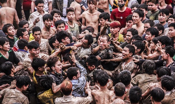 Hàng trăm thanh niên tranh cướp phết ở Tam Nông (Phú Thọ).