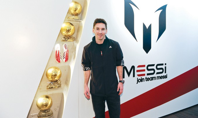 Messi cam kết gắn bó lâu dài với Adidas.