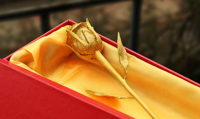 Hoa hồng được mạ bằng vàng thật 24K.