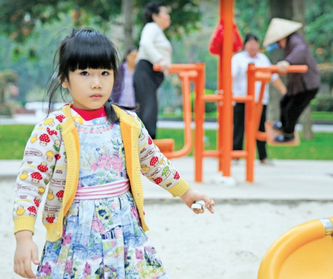 Trẻ em, người lớn vui chơi, tập thể dục trong Công viên Thống Nhất (Hà Nội). Ảnh: Hồng Vĩnh.