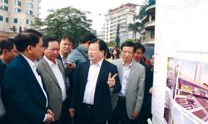 Phó Thủ tướng Trịnh Đình Dũng tại buổi kiểm tra các dự án hạ tầng giao thông của Hà Nội.