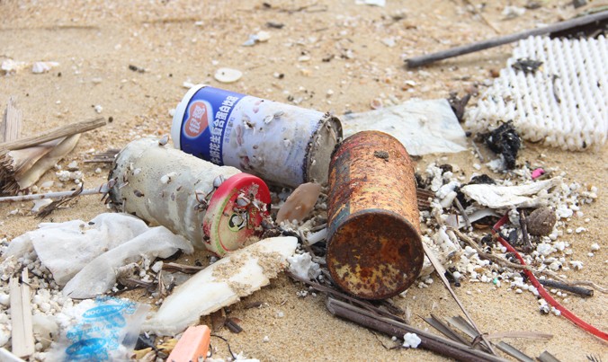 Dầu vón cục và rác thải bất thường tấp vào bãi biển ở Núi Thành, Quảng Nam.