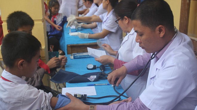 Các bác sỹ khám lâm sàng, tư vấn sức khỏe cho học sinh trường Tiểu học và THCS Hạnh Dịch.