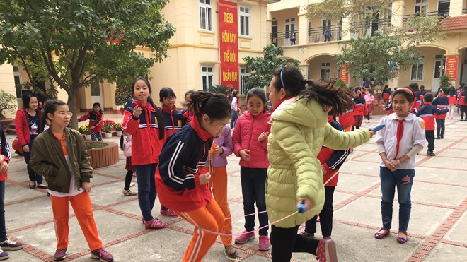 Học sinh Trường Tiểu học Nam Trung Yên vui chơi trong sân trường ngày 22/2. Ảnh: Nguyễn Hà.