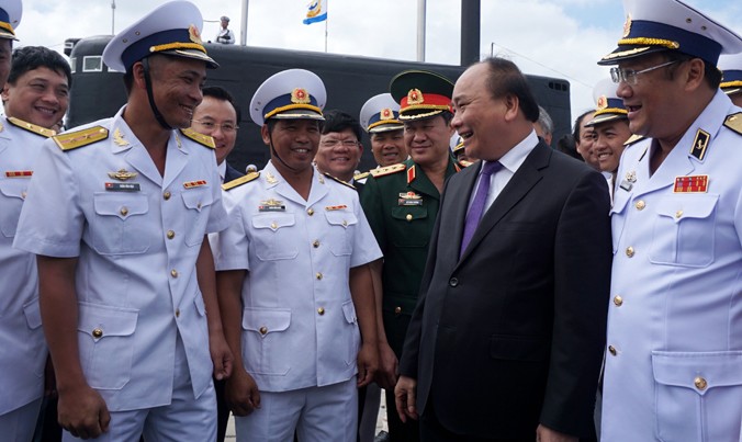 Thủ tướng Nguyễn Xuân Phúc, Thượng tướng Bế Xuân Trường và Chuẩn Đô đốc Phạm Hoài Nam trò chuyện với sĩ quan chỉ huy tàu 186 Đà Nẵng.