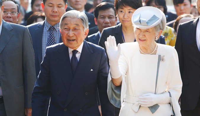 Nhà vua Akihito và Hoàng hậu Michiko thăm nhà tưởng niệm Phan Bội Châu tại thành phố Huế chiều 4/3.