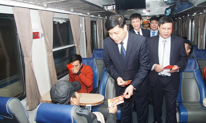 Thứ trưởng Bộ GTVT Nguyễn Ngọc Đông trong chuyến thị sát đường sắt.