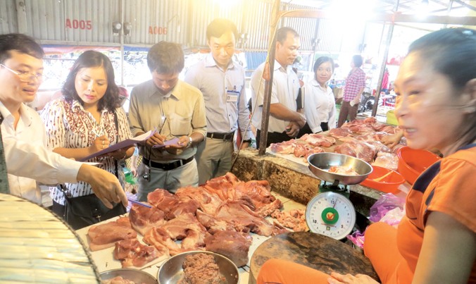 Đoàn giám sát ATTP TPHCM kiểm tra thực phẩm tại H. Bình Chánh.