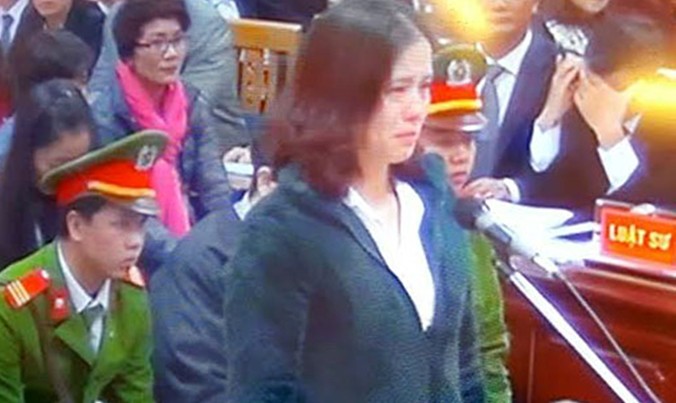 Bị cáo Nguyễn Thị Kiều Liên bật khóc tại tòa.