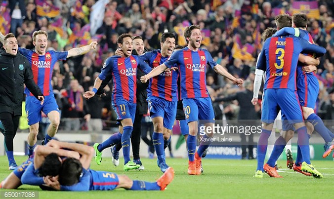 Các cầu thủ Barcelona ăn mừng chiến thắng không tưởng trước PSG để giành vé vào tứ kết. Ảnh: GETTY IMAGES.
