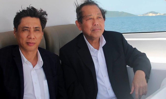 Phó Thủ tướng Thường trực Trương Hòa Bình (phải) trên tàu đi thăm vịnh Vân Phong, chiều 11/3.