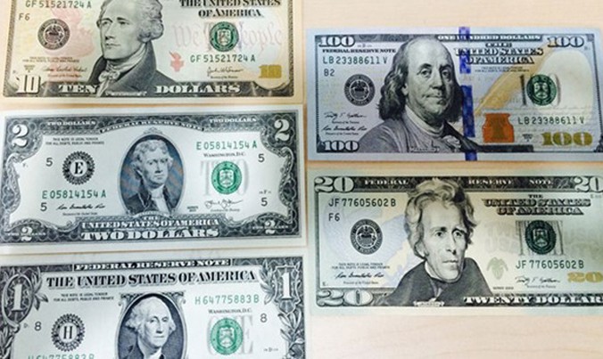 Phân biệt mệnh giá USD khác nhau bằng hình ảnh in trên tiền.