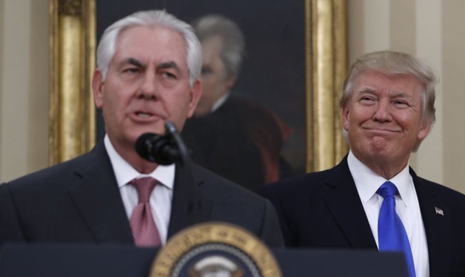 Ngoại trưởng Mỹ Rex Tillerson (trái) và Tổng thống Mỹ Donald Trump. Ảnh: AP.