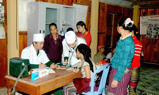 Các y, bác sĩ Bệnh xá Đoàn KT-QP 337 khám, cấp thuốc miễn phí cho nhân dân thôn Tri, xã Hướng Lập (huyện Hướng Hóa, Quảng Trị).