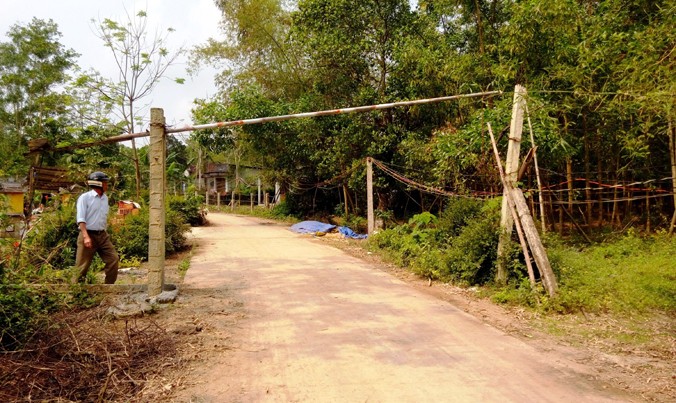 Barie lập tự phát để chặn xe tải ở Lộc Sơn.