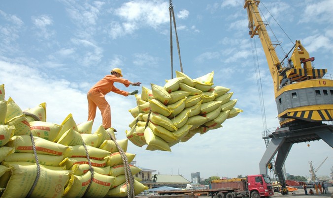 Gạo xuất khẩu được vận chuyển xuống tàu ở cảng Sài Gòn. Ảnh: Hồng Vĩnh. 
