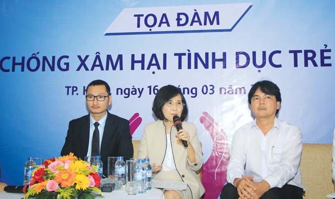 Bác sĩ Hoàng Vũ Quỳnh Trang (giữa) trao đổi tại buổi tọa đàm.